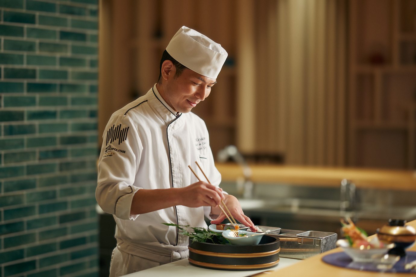 JR東日本大飯店台北B1的HAYASE日本料理餐廳由日籍料理長郡司行雄(Yukio Gunji)執掌，餐廳提供正統的懷石料理